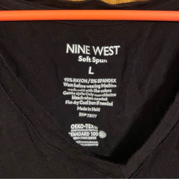 Selling a black shirt - Picture 2 of 3